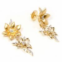 Brinco em ouro amarelo 18k feminino flores e diamantes Brinco em ouro amarelo 18k feminino flores e diamantes