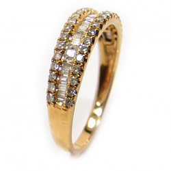 Meia aliança de brilhantes em ouro amarelo 18k Meia aliança de brilhantes em ouro amarelo 18k