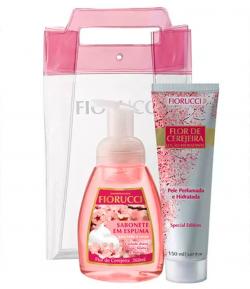 Kit Flor de Cerejeira Fiorucci Sabonete em Espuma 260ml + Loção Hidratante 150ml + Nécessaire (Produto Esgotado) Kit Flor de Cerejeira Fiorucci Sabonete em Espuma 260ml + Loção Hidratante 150ml + Nécessaire (Produto Esgotado)